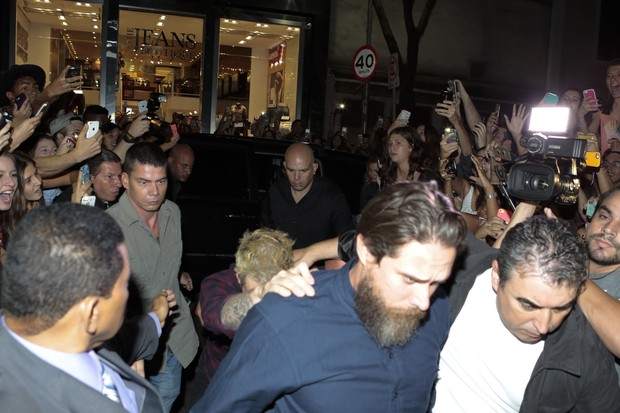 Adam Levine chega escondido (Foto: Manuela Scarpa e Rafael Cusato/Brazil News)
