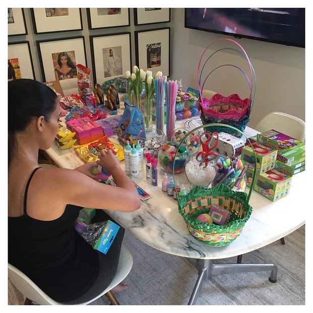 Kim Kardashian mostra preparativos para Páscoa (Foto: Reprodução/Instagram)
