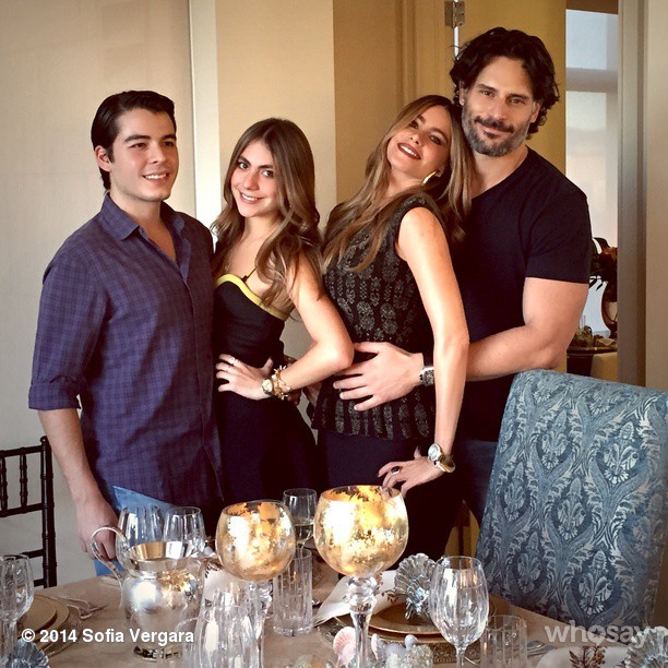 Sofia Vergara com o filho, Manolo, a sobrinha Claudia Vergara, e com o namorado, Joe Manganiello, no Dia de Ação de Graças (Foto: Instagram/ Reprodução)