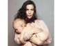 Liv Tyler exibe barrigão de grávida em foto com o outro filho: 'Meus bebês'