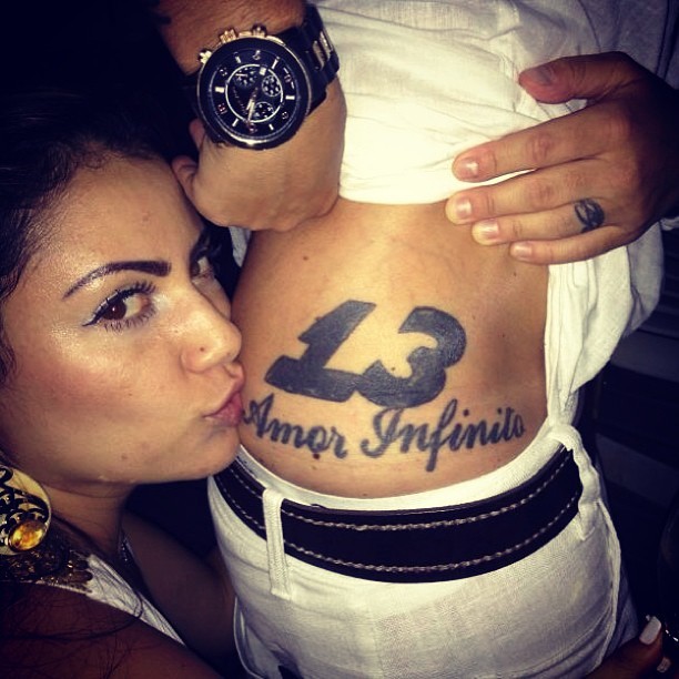 namorada beija a tatuagem de Thammy Miranda (Foto: Reprodução/ Instagram)