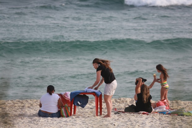 Vanessa Lóes curte praia com os filhos (Foto: Dilson Silva / AgNews)