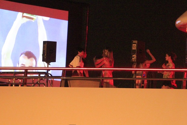 Gerard Butler em festa no RJ (Foto: RODRIGO DOS ANJOS E DELSON SILVA / agnews)