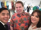 Silvio Santos posa com camisa florida ao lado de fã no México