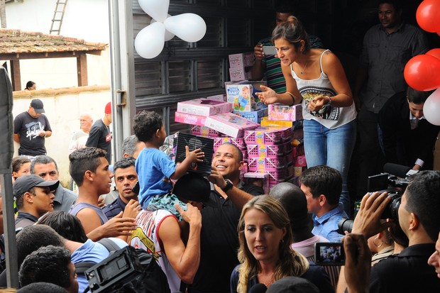Ronaldo e Paula Morais distribuem presentes de Natal para as crianças (Foto: Marcelo Dutra / FotoRioNews)