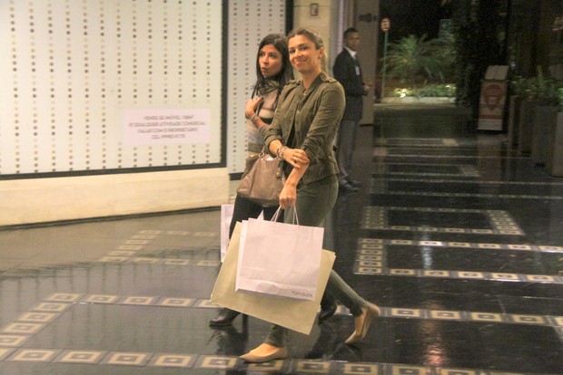 Grazi Massafera com Ana Lima em shopping do Rio (Foto: Daniel Delmiro/Ag News)