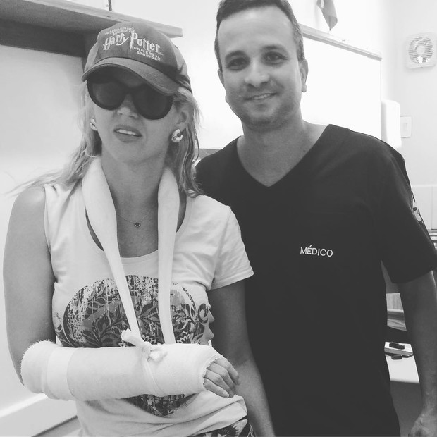 Val Marchiori com médico (Foto: Reprodução / Instagram)
