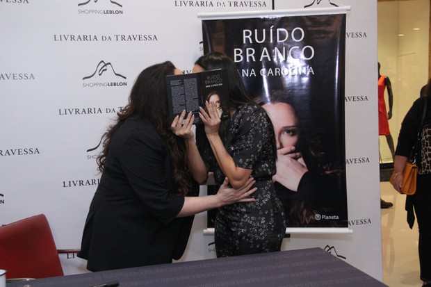Ana Carolina lança o livro no Rio de Janeiro  (Foto: Wallace Barbosa/AgNews)