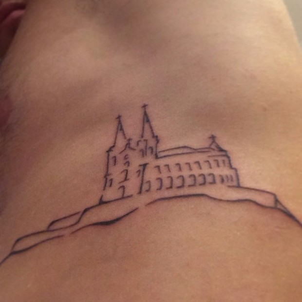 Rodrigo tem a igreja da Penha, bairro onde mora, tatuado na costela (Foto: reprodução/instagram)