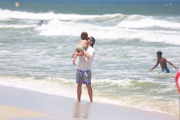 Igor Rickli se diverte com o filho em dia de praia no Rio (Foto: AgNews / AgNews)