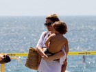 Cláudia Abreu curte praia com a família no Rio