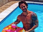 Ex-BBB Rodrigo exibe músculos ao posar com a filha na piscina