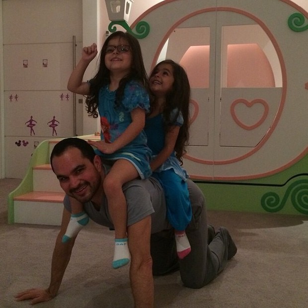 Luciano brinca com as filhas, Isabella e Helena (Foto: Instagram/ Reprodução)