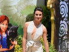 Decotada e sem sutiã, Lea Michele quase mostra demais em première