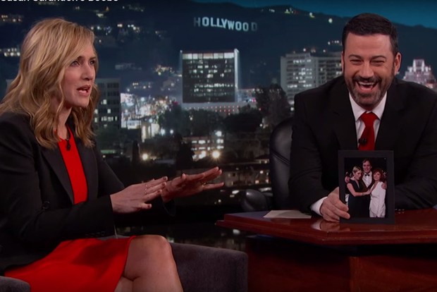 Kate Winslet e o apresentador Jimmy Kimmel (Foto: Reprodução/Vídeo)