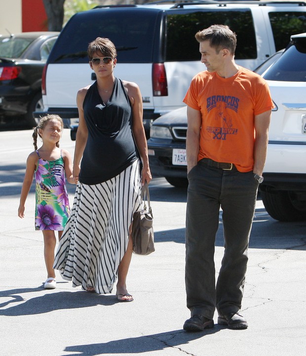 X17 - Grávida, Halle Berry com o marido, Olivier Martinez e a filha Nahla em Los Angeles, nos Estados Unidos (Foto: X17/ Agência)