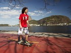 João Fernandes, o Picolé de 'Avenida Brasil', mostra sua habilidade no skate