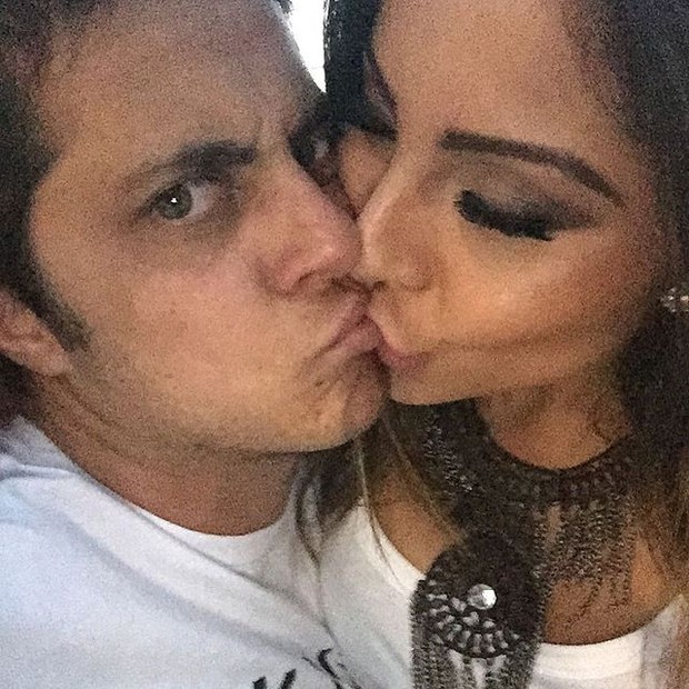 Andressa Ferreira e Thammy Miranda trocam beijos (Foto: Reprodução/Instagram)