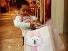 Filha de Scheila Carvalho posa cheia de sacolas no dia de seu aniversário