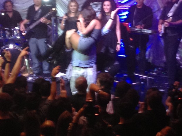 Fã segura Anitta no colo durante show em São Paulo (Foto: EGO)