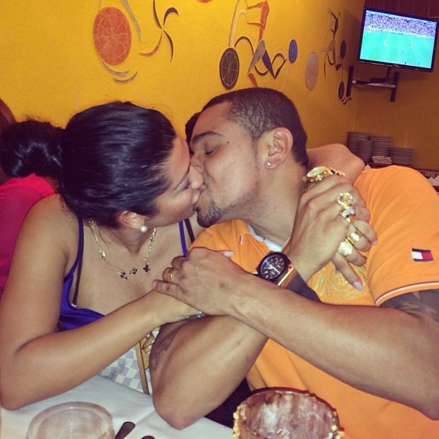 Naldo e Moranguinho se beijam (Foto: Instagram / Reprodução)