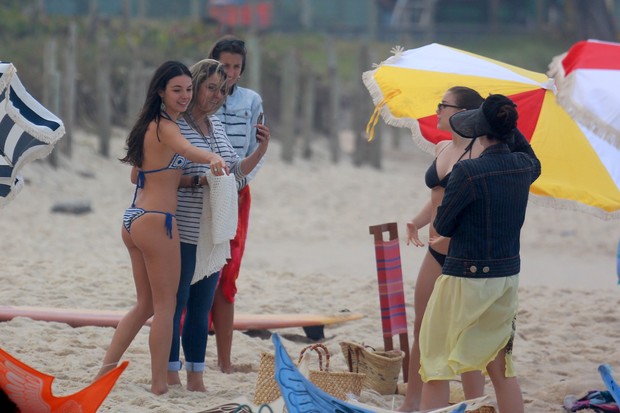 Isis Valverde em gravação na praia do Recreio, RJ (Foto: Dilson Silva / AgNews)