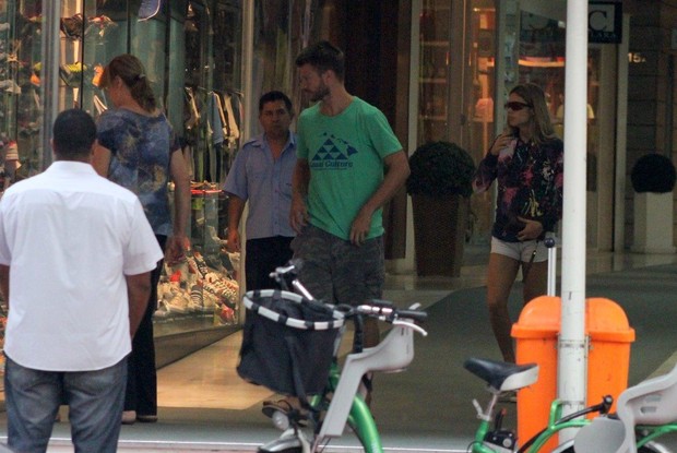 Fernanda Lima, Rodrigo Hilbert e filhos nas ruas de Ipanema, RJ (Foto: JC Pereira/AgNews)