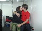 Rafael Vitti troca beijos com a namorada após estreia de peça