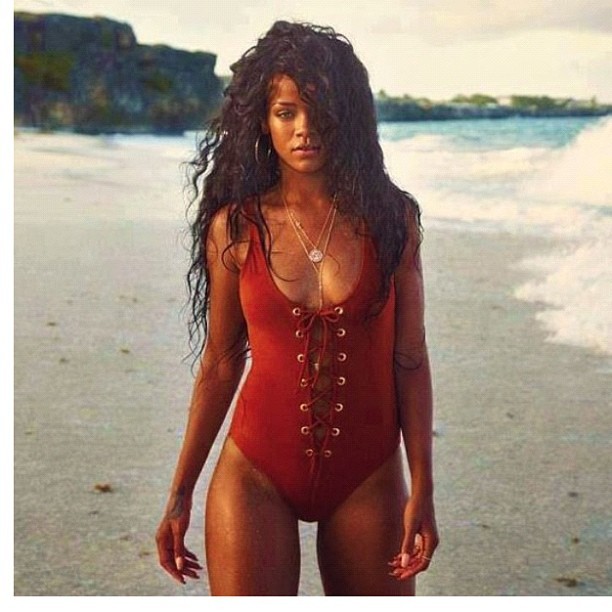 Rihanna posta foto de maiô em Barbados (Foto: Instagram / Reprodução)