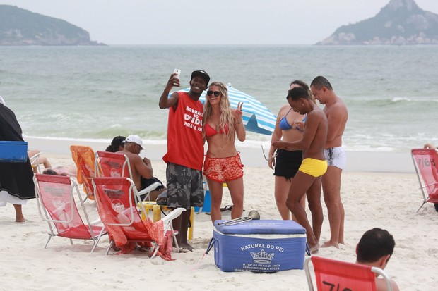 Karina Bacchi posa com fã na praia (Foto: Dilson Silva/AgNews)