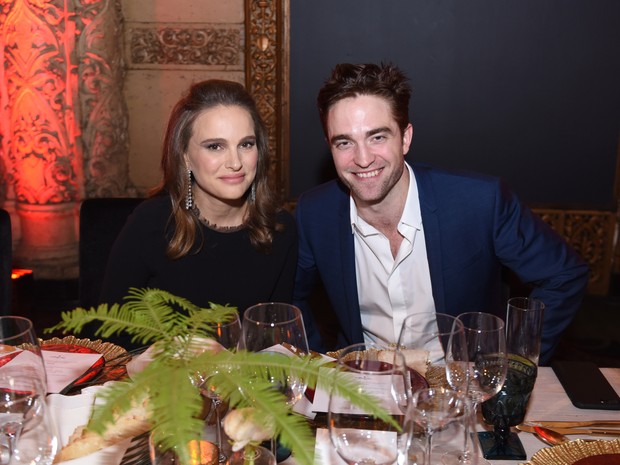 Natalie Portman e Robert Pattinson em evento em Los Angeles, nos Estados Unidos (Foto: Vivien Killilea/ Getty Images/ AFP)
