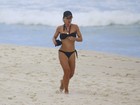 De biquíni, Carla Marins corre na praia da Barra da Tijuca