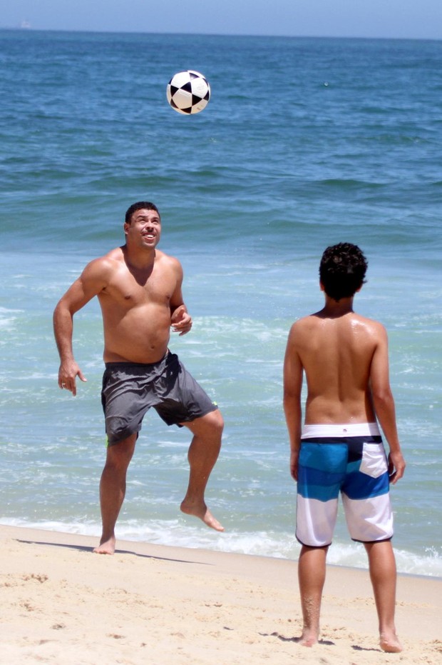 Ronaldo joga bola na praia (Foto: André Freitas / AgNews)