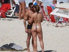 Ex-BBB Yuri beija muito a namorada em praia do Rio