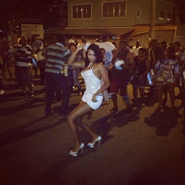 Ariadna cai no samba em ensaio de rua da Unidos da Vila Santa Tereza (Foto: Reprodução / Instagram)
