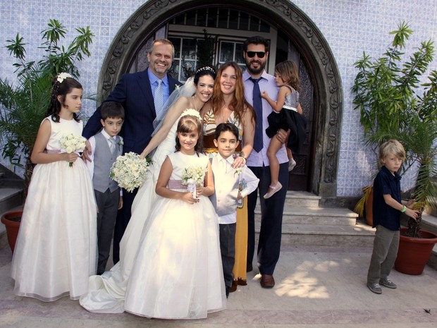 Thiago Lacerda com a família no casamento de Leonardo Franco (Foto: Alex Palarea / AgNews)