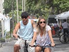Juntinhos! Fred anda de bicicleta com a namorada no Rio