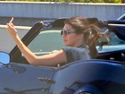 Kendall Jenner se irrita no trânsito e faz gesto obsceno
