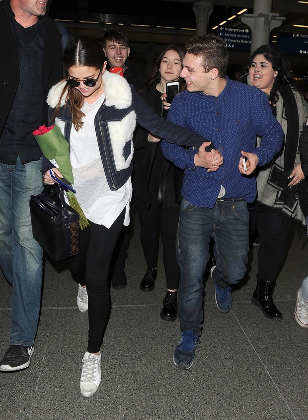 Selena Gomez com fãs em aeroporto de Londres, na Inglaterra (Foto: Grosby Group/ Agência)