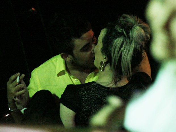 Ex-BBB Serginho beija muito em festa em São Paulo (Foto: Celso Tavares/ EGO)