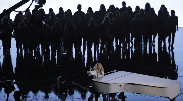 Lady Gaga se apresenta no palco do Oscar 2016 ao lado de dezenas de vítimas de abuso sexual (Foto: REUTERS/Mario Anzuoni)