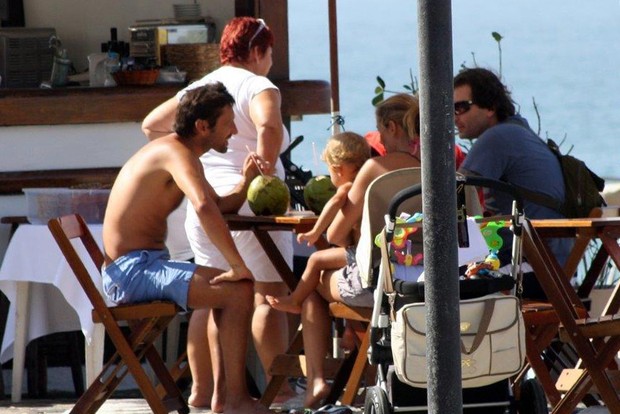 Ex-jogador Leonardo com a família na praia (Foto: JC Pereira / AgNews)