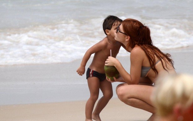 Mariah Rocha com filho na praia de Ipanema, RJ (Foto: Andre Freitas  / Agnews)