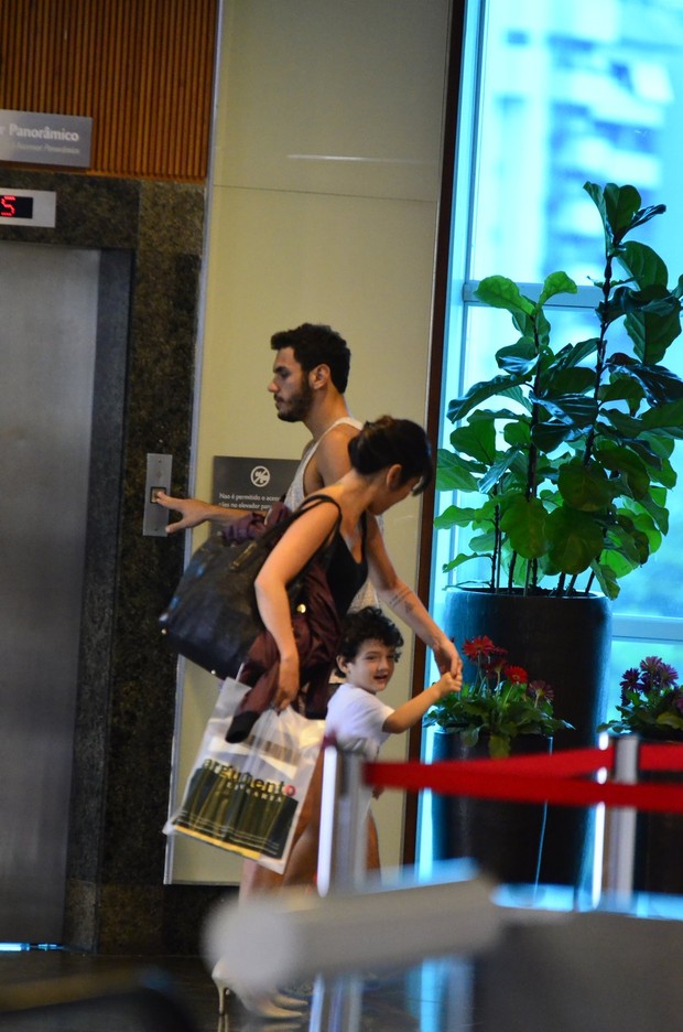 Daniele suzuki e filho em shopping no RJ (Foto: Henrique Oliveira / Agnews)