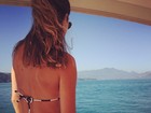 Vera Viel posta foto de biquíni durante passeio de barco