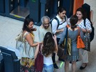 Gilberto Gil é tietado por grupo de fãs em aeroporto do Rio