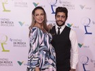 Luana Piovani exibe barrigão da gravidez em evento com marido