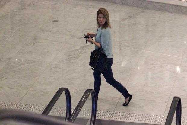 Samara Felippo passeia em shopping no RJ  (Foto: Delson Silva/AgNews)