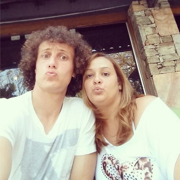 David Luiz faz biquinho com a tia (Foto: Reprodução_Instagram)