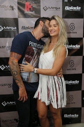 Gusttavo Lima e Andressa Suita em bastidores de show em Fortaleza, no Ceará (Foto: Felipe Panfili/ Divulgação)